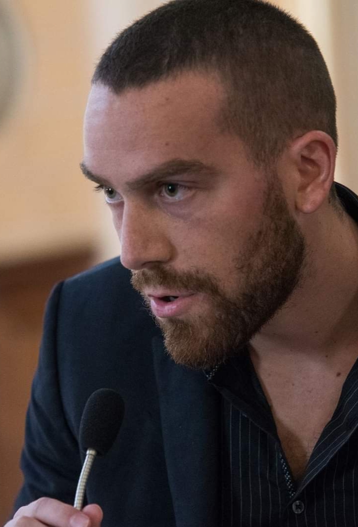 Fabien Bouvet prenant la parole au micro.